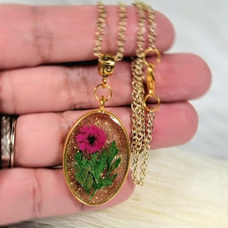 Colgante floral de resina dorada, collar de clavel rosa y rojo, diseño floral caprichoso hecho a mano, joyería de bioresina ecológica, polvo de oro