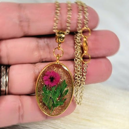 Pendentif floral en résine dorée, collier d’œillets roses et rouges, design floral fantaisiste fabriqué à la main, bijoux en bio-résine écologiques, poussière d’or