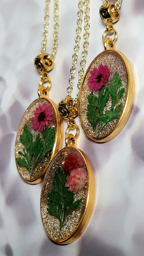 Colgante floral de resina dorada, collar de clavel rosa y rojo, diseño floral caprichoso hecho a mano, joyería de bioresina ecológica, polvo de oro