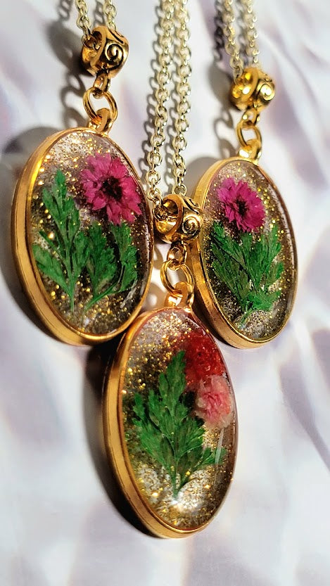 Pendentif floral en résine dorée, collier d’œillets roses et rouges, design floral fantaisiste fabriqué à la main, bijoux en bio-résine écologiques, poussière d’or