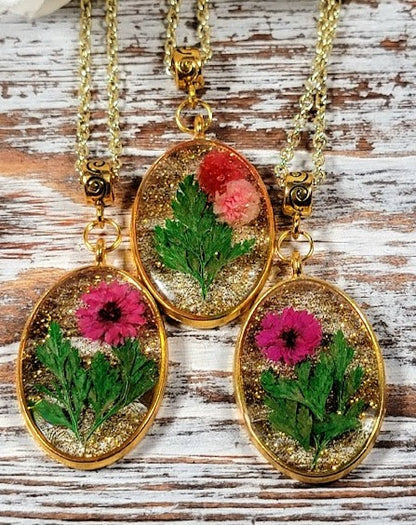 Pendentif floral en résine dorée, collier d’œillets roses et rouges, design floral fantaisiste fabriqué à la main, bijoux en bio-résine écologiques, poussière d’or