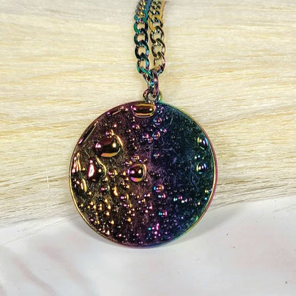 Vibrante collar de luna arco iris, diseño lunar de superficie con cráteres, joyería celestial colorida, joyería encantadora de superficie lunar, diseño duradero