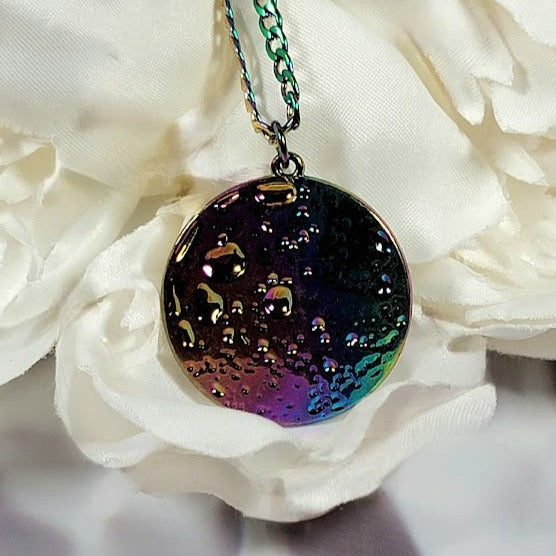 Vibrante collar de luna arco iris, diseño lunar de superficie con cráteres, joyería celestial colorida, joyería encantadora de superficie lunar, diseño duradero