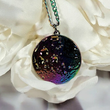 Vibrante collar de luna arco iris, diseño lunar de superficie con cráteres, joyería celestial colorida, joyería encantadora de superficie lunar, diseño duradero