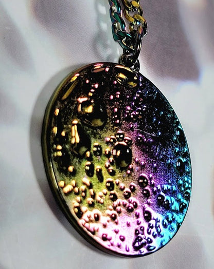 Collier de lune arc-en-ciel vibrant, conception lunaire de surface cratère, bijoux célestes colorés, bijoux de surface de lune enchanteurs, conception durable