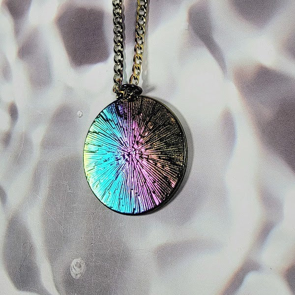 Vibrante collar de luna arco iris, diseño lunar de superficie con cráteres, joyería celestial colorida, joyería encantadora de superficie lunar, diseño duradero