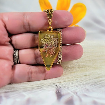 Souffle fantaisiste de bébé dans un collier teinté jaune ludique, pendentif en or inspiré de la nature, pendentif floral fabriqué à la main naturellement préservé