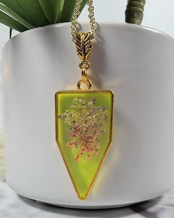 Souffle fantaisiste de bébé dans un collier teinté jaune ludique, pendentif en or inspiré de la nature, pendentif floral fabriqué à la main naturellement préservé