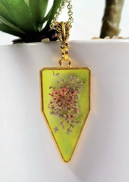 Souffle fantaisiste de bébé dans un collier teinté jaune ludique, pendentif en or inspiré de la nature, pendentif floral fabriqué à la main naturellement préservé