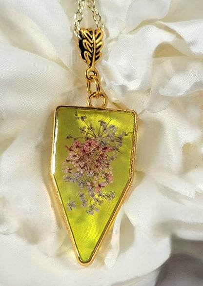 Souffle fantaisiste de bébé dans un collier teinté jaune ludique, pendentif en or inspiré de la nature, pendentif floral fabriqué à la main naturellement préservé