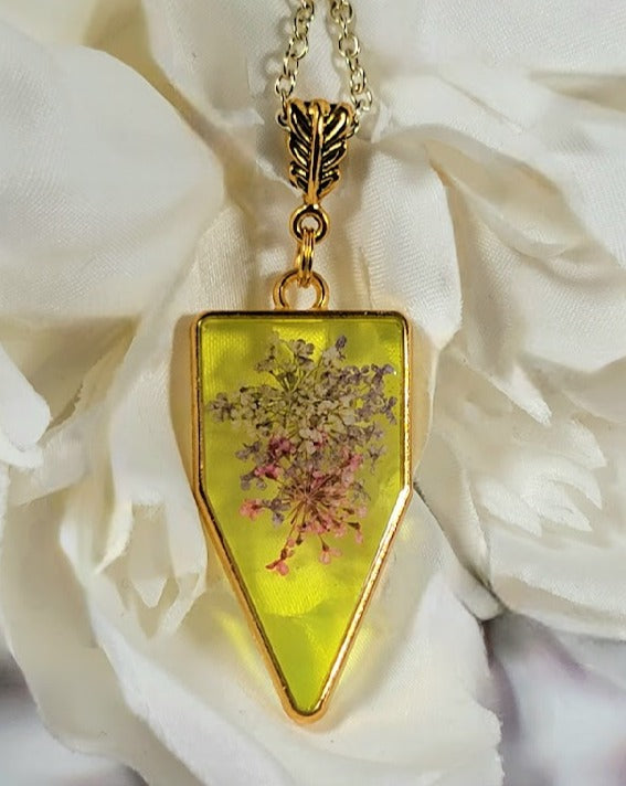 Souffle fantaisiste de bébé dans un collier teinté jaune ludique, pendentif en or inspiré de la nature, pendentif floral fabriqué à la main naturellement préservé