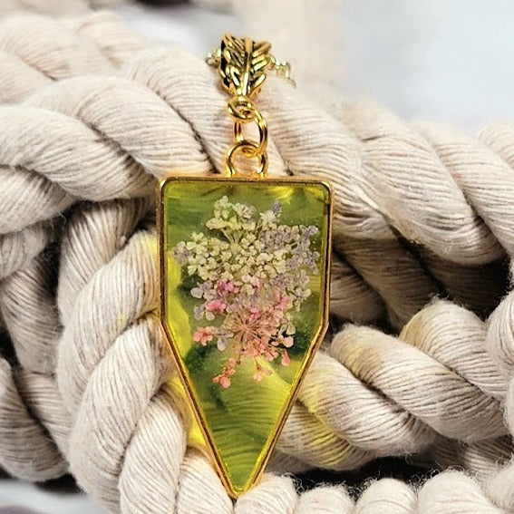 Souffle fantaisiste de bébé dans un collier teinté jaune ludique, pendentif en or inspiré de la nature, pendentif floral fabriqué à la main naturellement préservé