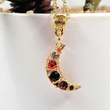 Luna celestial de oro con collar de pedrería vibrante, colgante radiante de inspiración galáctica, diseño de viaje a la luna, joyería majestuosa de galaxias