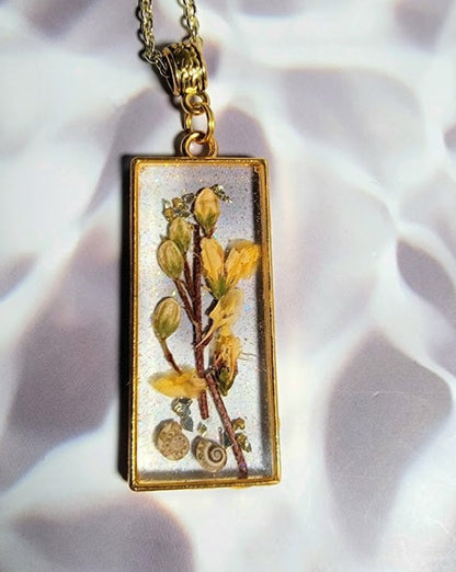 Pendentif encapsulé de bourgeon jaune, bijoux en résine scintillante d’or, collier botanique fabriqué à la main, combinaison unique de coquillages et de vignes, éco-ami