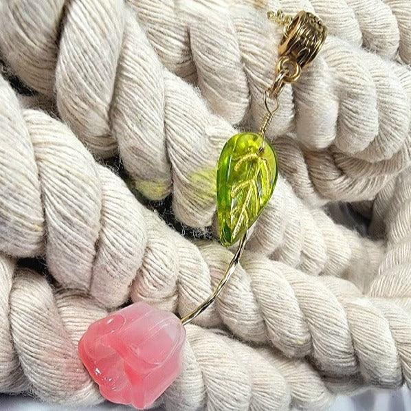 Collier de pétales de rose rose, cadeau romantique pour elle, accessoire floral fabriqué à la main, conception de bijoux pendentif inspirés de la nature, artisanat artisanal unique