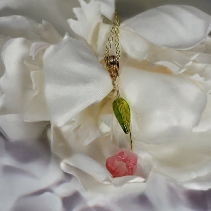 Collar de pétalos de rosa rosa, regalo romántico para ella, accesorio floral hecho a mano, diseño de joyería colgante inspirado en la naturaleza, artesanía artesanal única