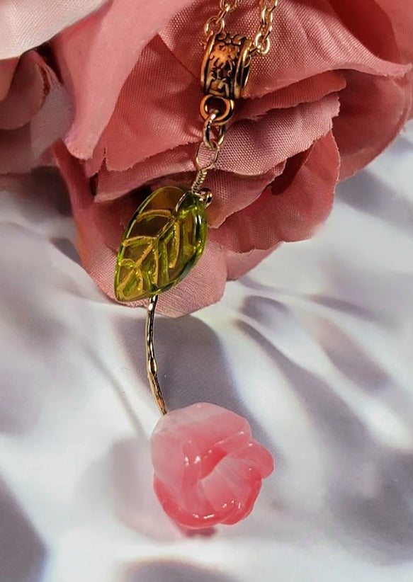 Collier de pétales de rose rose, cadeau romantique pour elle, accessoire floral fabriqué à la main, conception de bijoux pendentif inspirés de la nature, artisanat artisanal unique