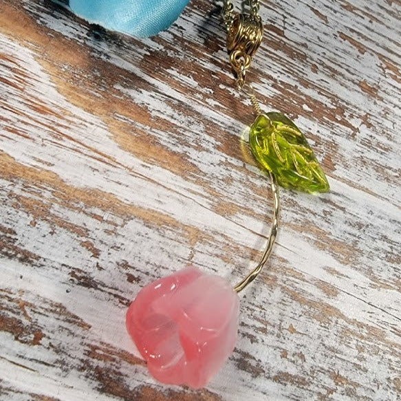 Collier de pétales de rose rose, cadeau romantique pour elle, accessoire floral fabriqué à la main, conception de bijoux pendentif inspirés de la nature, artisanat artisanal unique