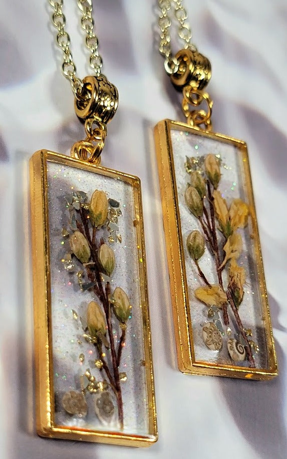 Pendentif encapsulé de bourgeon jaune, bijoux en résine scintillante d’or, collier botanique fabriqué à la main, combinaison unique de coquillages et de vignes, éco-ami