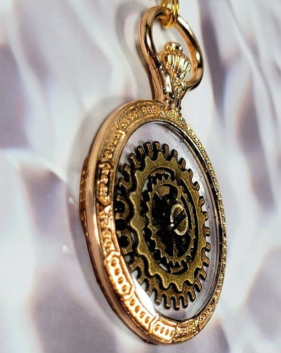 Retro Mechanical Necklace, Vintage-Inspired Pocket Watch Design Pendant, Vintage-Era Steampunk Accessory