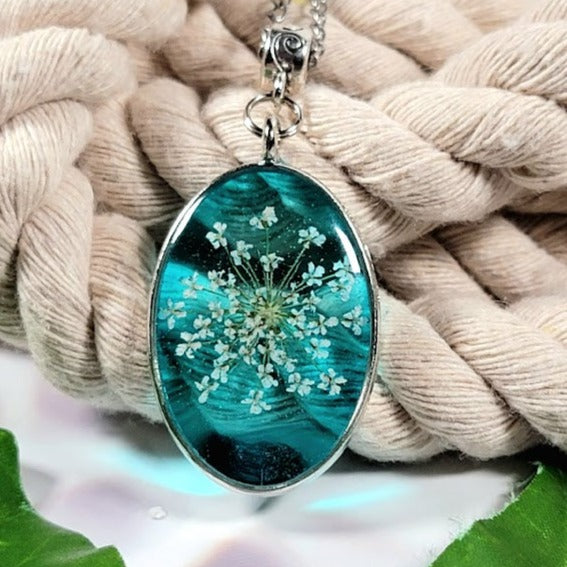 Collier de souffle de bébé blanc préservé, pendentif floral de teinte bleue, bijoux inspirés de la nature, art en résine éthérée, design organique unique