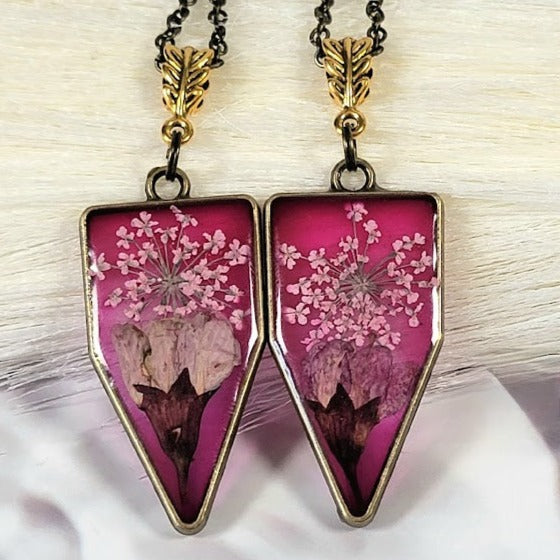 Collier de fleurs élégamment conçu, bijoux d’inspiration printanière, pendentif bourgeon de pétale rose, nature rencontre le design artistique, accessoire de mariée intemporel