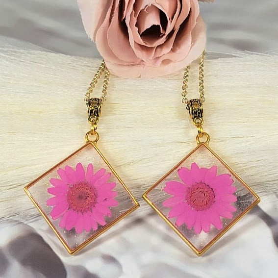 Collier de marguerites roses vibrantes fabriquées à la main, conception de bijoux inspirées de la nature, pendentif floral durable et respectueux de l’environnement, pièce de déclaration rayonnante