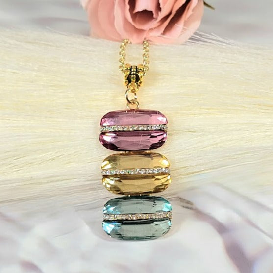 Collar de cristal de triple capa en cascada, cristal ovalado rosa rosa, gema facetada del amanecer amarillo, joyería que capta la luz, accesorio para la fecha de la cena