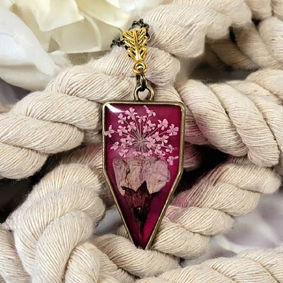 Collier de fleurs élégamment conçu, bijoux d’inspiration printanière, pendentif bourgeon de pétale rose, nature rencontre le design artistique, accessoire de mariée intemporel