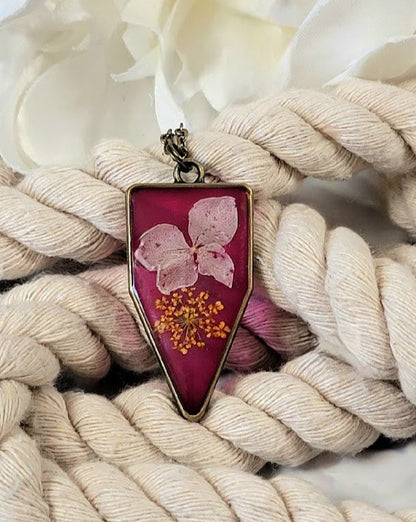 Collier de pétales roses délicats, pendentif à thème vintage, design encapsulé Spring Bloom, art intemporel, bijou fabriqué à la main inspiré de la nature