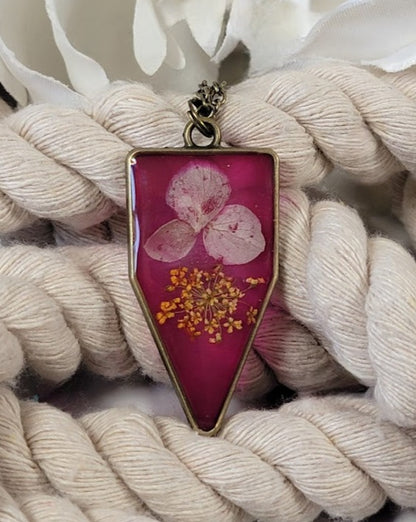 Collier de pétales roses délicats, pendentif à thème vintage, design encapsulé Spring Bloom, art intemporel, bijou fabriqué à la main inspiré de la nature