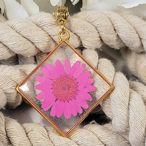 Collier de marguerites roses vibrantes fabriquées à la main, conception de bijoux inspirées de la nature, pendentif floral durable et respectueux de l’environnement, pièce de déclaration rayonnante