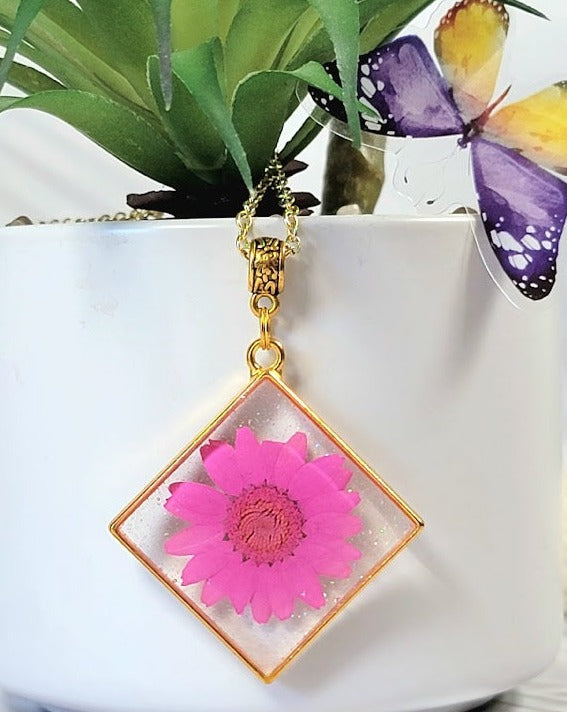 Collier de marguerites roses vibrantes fabriquées à la main, conception de bijoux inspirées de la nature, pendentif floral durable et respectueux de l’environnement, pièce de déclaration rayonnante