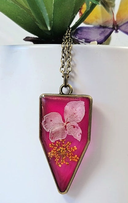 Collier de pétales roses délicats, pendentif à thème vintage, design encapsulé Spring Bloom, art intemporel, bijou fabriqué à la main inspiré de la nature