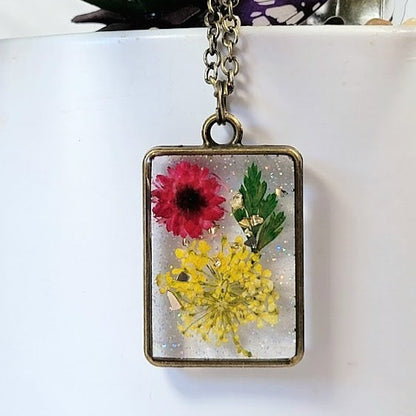 Collier inspiré des prairies ensoleillées, art en résine florale fait à la main, pendentif souffle de bébé jaune, charme de bourgeon d’œillet rouge, bijoux inspirés de la nature