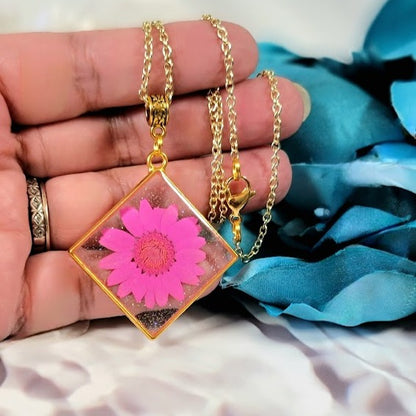 Vibrante collar de margarita rosa hecho a mano, diseño de joyería inspirado en la naturaleza, colgante floral ecológico sostenible, pieza de declaración radiante