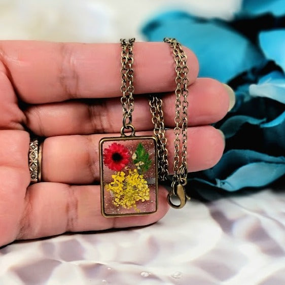 Collier inspiré des prairies ensoleillées, art en résine florale fait à la main, pendentif souffle de bébé jaune, charme de bourgeon d’œillet rouge, bijoux inspirés de la nature