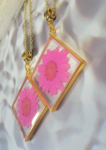 Collier de marguerites roses vibrantes fabriquées à la main, conception de bijoux inspirées de la nature, pendentif floral durable et respectueux de l’environnement, pièce de déclaration rayonnante