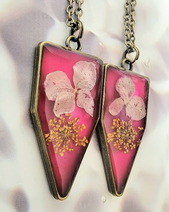 Collier de pétales roses délicats, pendentif à thème vintage, design encapsulé Spring Bloom, art intemporel, bijou fabriqué à la main inspiré de la nature