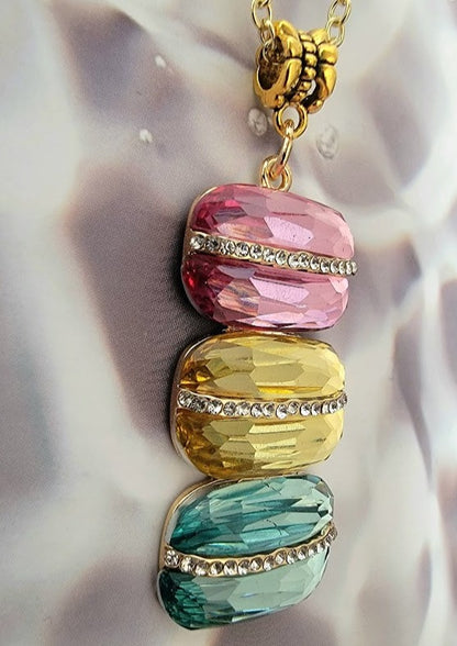 Collar de cristal de triple capa en cascada, cristal ovalado rosa rosa, gema facetada del amanecer amarillo, joyería que capta la luz, accesorio para la fecha de la cena