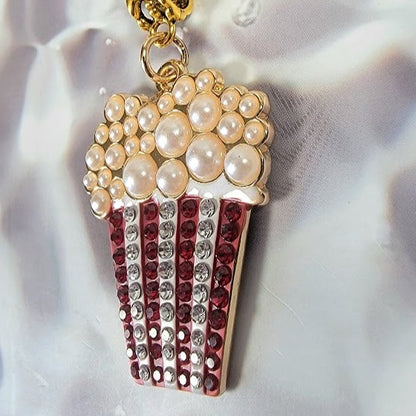 Délice de pop-corn scintillant, conception de bijoux fantaisistes, collier de soirée cinéma, pendentif clouté en strass fabriqué à la main, cadeau élégant pour les amateurs de cinéma