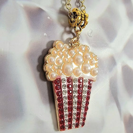 Delicia brillante de palomitas de maíz, diseño de joyería caprichoso, collar de noche de cine, colgante hecho a mano con tachuelas de pedrería, elegante regalo para amantes del cine