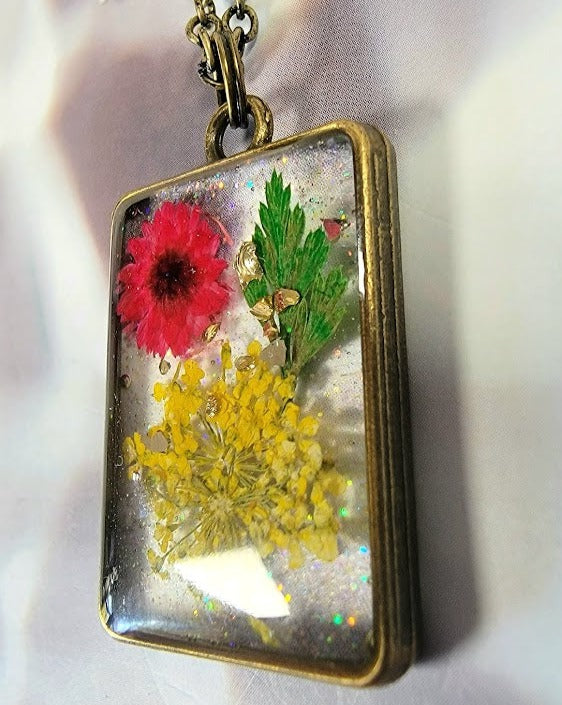 Collier inspiré des prairies ensoleillées, art en résine florale fait à la main, pendentif souffle de bébé jaune, charme de bourgeon d’œillet rouge, bijoux inspirés de la nature