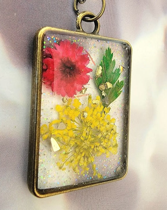 Collier inspiré des prairies ensoleillées, art en résine florale fait à la main, pendentif souffle de bébé jaune, charme de bourgeon d’œillet rouge, bijoux inspirés de la nature