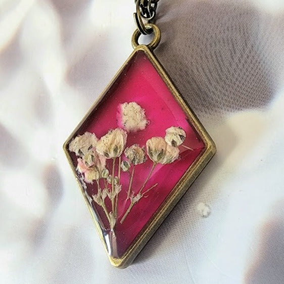 Vintage-Inspired Floral Necklace, Handpicked White Carnation Jewelry, Diamond-Shaped Resin Pendant, Dark Pink Backdrop Charm, Eco-Friendly