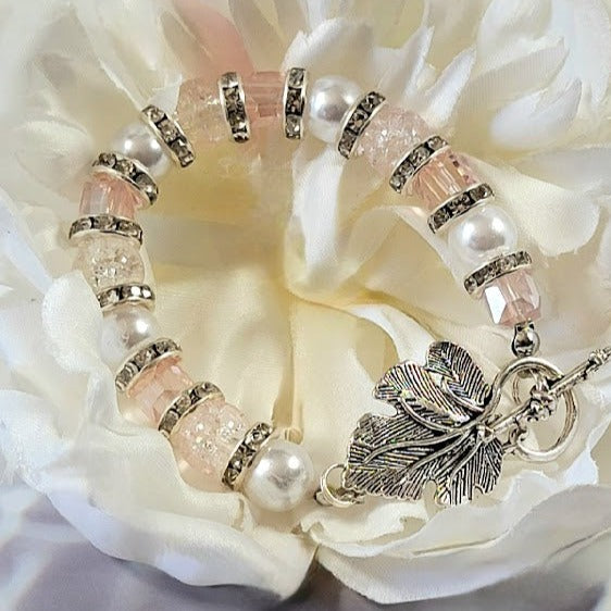 Pulsera combinada de perlas y cristales brillantes, elegancia sofisticada de perlas, accesorio de cristal romántico, diseño radiante que capta la luz