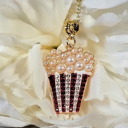 Delicia brillante de palomitas de maíz, diseño de joyería caprichoso, collar de noche de cine, colgante hecho a mano con tachuelas de pedrería, elegante regalo para amantes del cine