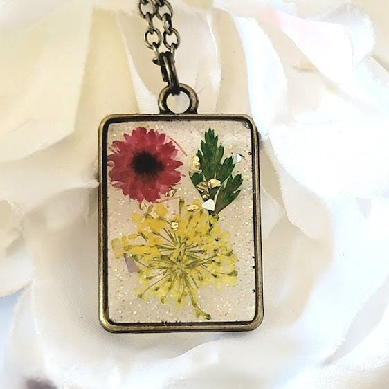 Collier inspiré des prairies ensoleillées, art en résine florale fait à la main, pendentif souffle de bébé jaune, charme de bourgeon d’œillet rouge, bijoux inspirés de la nature