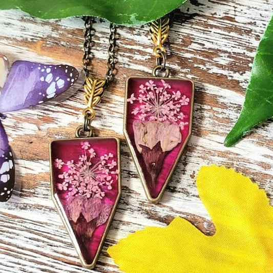 Collier de fleurs élégamment conçu, bijoux d’inspiration printanière, pendentif bourgeon de pétale rose, nature rencontre le design artistique, accessoire de mariée intemporel