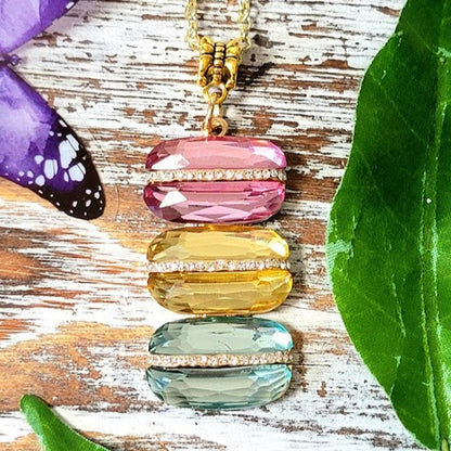 Collar de cristal de triple capa en cascada, cristal ovalado rosa rosa, gema facetada del amanecer amarillo, joyería que capta la luz, accesorio para la fecha de la cena